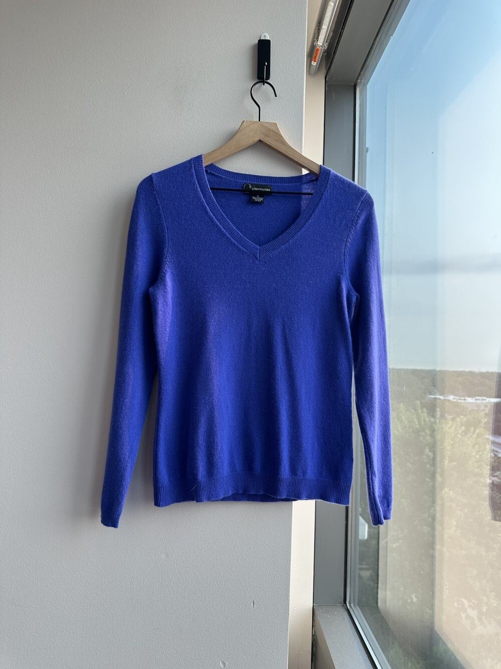 C By Bloomingdales 100% Cashmere V-Neck Vibrant Royal Blue Shade Sweater Sz M